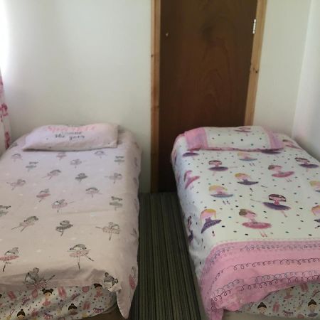 Pink House ,Opposite Beach ,Sleeps 6 , 2 Bedroom Ground Floor Self Contained Garden Flat , Private Entrance , Kitchen , Guaranteed Parking ,Wifi , Movies ,Bathroom ,Fridge , Microwave ,Bedroom 1, Double Bed & 2 Single Beds ,Bedroom 2 , Double Bed Paignton Eksteriør bilde