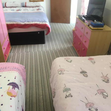 Pink House ,Opposite Beach ,Sleeps 6 , 2 Bedroom Ground Floor Self Contained Garden Flat , Private Entrance , Kitchen , Guaranteed Parking ,Wifi , Movies ,Bathroom ,Fridge , Microwave ,Bedroom 1, Double Bed & 2 Single Beds ,Bedroom 2 , Double Bed Paignton Eksteriør bilde