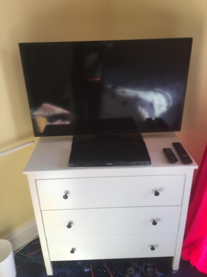 Pink House ,Opposite Beach ,Sleeps 6 , 2 Bedroom Ground Floor Self Contained Garden Flat , Private Entrance , Kitchen , Guaranteed Parking ,Wifi , Movies ,Bathroom ,Fridge , Microwave ,Bedroom 1, Double Bed & 2 Single Beds ,Bedroom 2 , Double Bed Paignton Eksteriør bilde