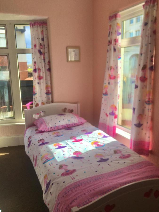 Pink House ,Opposite Beach ,Sleeps 6 , 2 Bedroom Ground Floor Self Contained Garden Flat , Private Entrance , Kitchen , Guaranteed Parking ,Wifi , Movies ,Bathroom ,Fridge , Microwave ,Bedroom 1, Double Bed & 2 Single Beds ,Bedroom 2 , Double Bed Paignton Eksteriør bilde