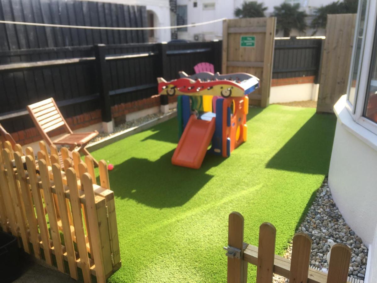 Pink House ,Opposite Beach ,Sleeps 6 , 2 Bedroom Ground Floor Self Contained Garden Flat , Private Entrance , Kitchen , Guaranteed Parking ,Wifi , Movies ,Bathroom ,Fridge , Microwave ,Bedroom 1, Double Bed & 2 Single Beds ,Bedroom 2 , Double Bed Paignton Eksteriør bilde