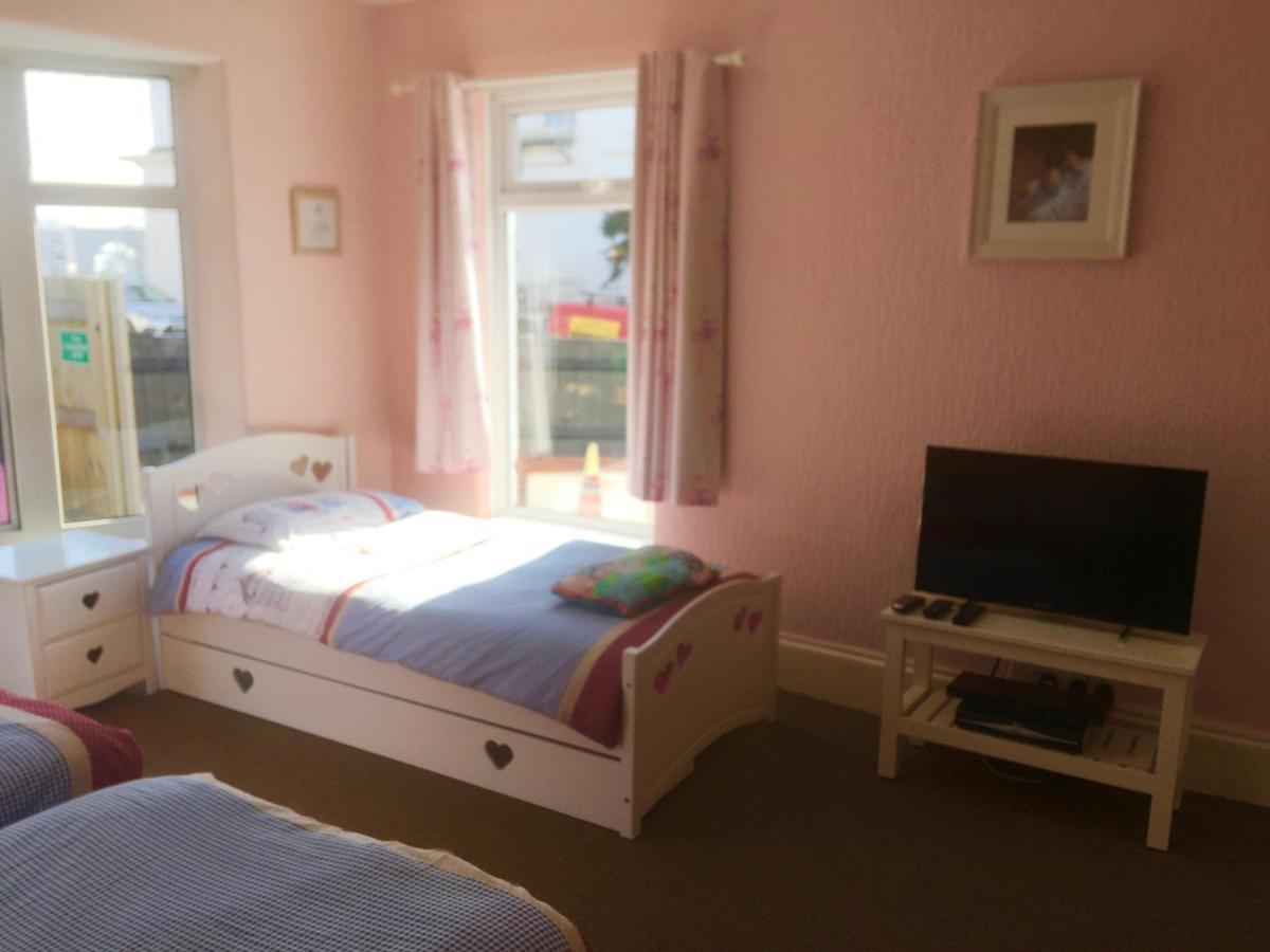 Pink House ,Opposite Beach ,Sleeps 6 , 2 Bedroom Ground Floor Self Contained Garden Flat , Private Entrance , Kitchen , Guaranteed Parking ,Wifi , Movies ,Bathroom ,Fridge , Microwave ,Bedroom 1, Double Bed & 2 Single Beds ,Bedroom 2 , Double Bed Paignton Eksteriør bilde
