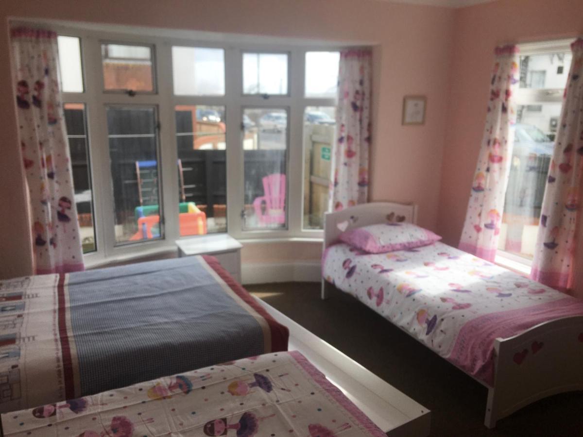 Pink House ,Opposite Beach ,Sleeps 6 , 2 Bedroom Ground Floor Self Contained Garden Flat , Private Entrance , Kitchen , Guaranteed Parking ,Wifi , Movies ,Bathroom ,Fridge , Microwave ,Bedroom 1, Double Bed & 2 Single Beds ,Bedroom 2 , Double Bed Paignton Eksteriør bilde