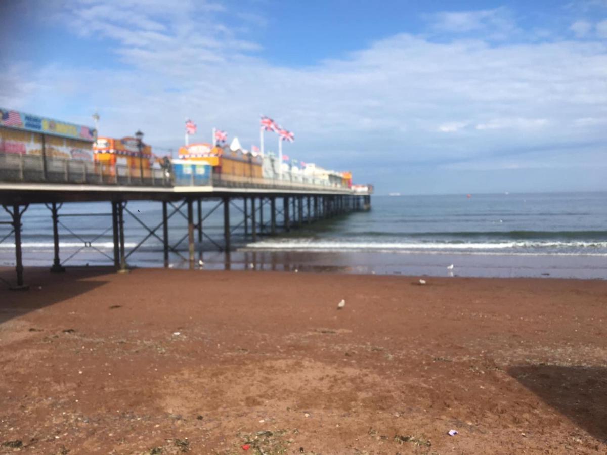 Pink House ,Opposite Beach ,Sleeps 6 , 2 Bedroom Ground Floor Self Contained Garden Flat , Private Entrance , Kitchen , Guaranteed Parking ,Wifi , Movies ,Bathroom ,Fridge , Microwave ,Bedroom 1, Double Bed & 2 Single Beds ,Bedroom 2 , Double Bed Paignton Eksteriør bilde