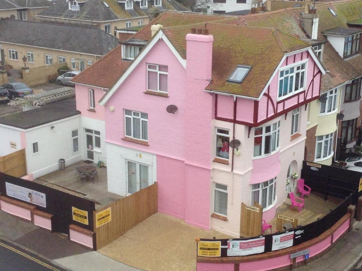 Pink House ,Opposite Beach ,Sleeps 6 , 2 Bedroom Ground Floor Self Contained Garden Flat , Private Entrance , Kitchen , Guaranteed Parking ,Wifi , Movies ,Bathroom ,Fridge , Microwave ,Bedroom 1, Double Bed & 2 Single Beds ,Bedroom 2 , Double Bed Paignton Eksteriør bilde