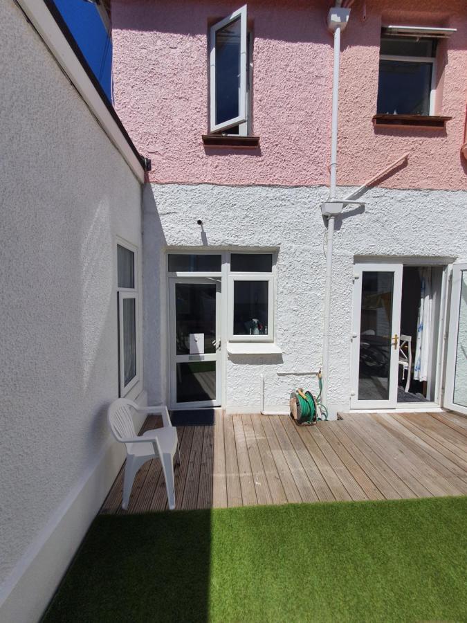 Pink House ,Opposite Beach ,Sleeps 6 , 2 Bedroom Ground Floor Self Contained Garden Flat , Private Entrance , Kitchen , Guaranteed Parking ,Wifi , Movies ,Bathroom ,Fridge , Microwave ,Bedroom 1, Double Bed & 2 Single Beds ,Bedroom 2 , Double Bed Paignton Eksteriør bilde