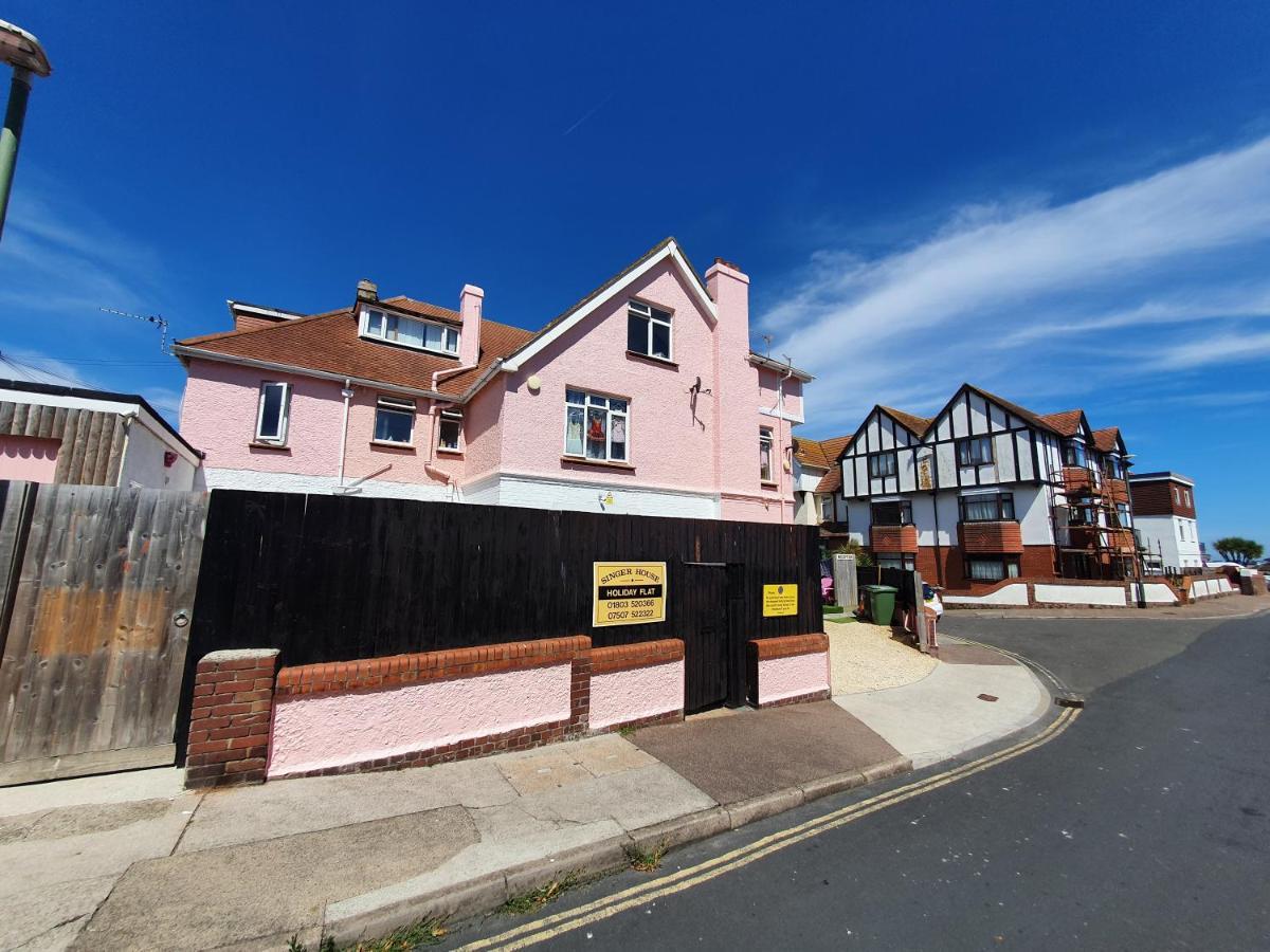 Pink House ,Opposite Beach ,Sleeps 6 , 2 Bedroom Ground Floor Self Contained Garden Flat , Private Entrance , Kitchen , Guaranteed Parking ,Wifi , Movies ,Bathroom ,Fridge , Microwave ,Bedroom 1, Double Bed & 2 Single Beds ,Bedroom 2 , Double Bed Paignton Eksteriør bilde