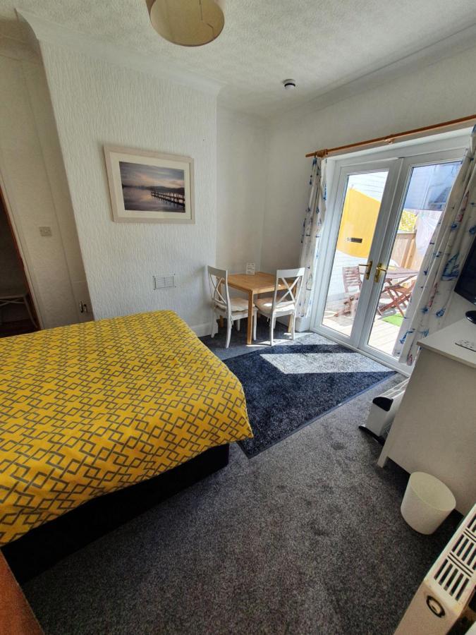 Pink House ,Opposite Beach ,Sleeps 6 , 2 Bedroom Ground Floor Self Contained Garden Flat , Private Entrance , Kitchen , Guaranteed Parking ,Wifi , Movies ,Bathroom ,Fridge , Microwave ,Bedroom 1, Double Bed & 2 Single Beds ,Bedroom 2 , Double Bed Paignton Eksteriør bilde