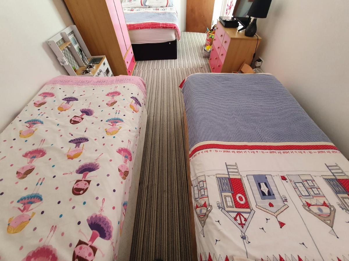 Pink House ,Opposite Beach ,Sleeps 6 , 2 Bedroom Ground Floor Self Contained Garden Flat , Private Entrance , Kitchen , Guaranteed Parking ,Wifi , Movies ,Bathroom ,Fridge , Microwave ,Bedroom 1, Double Bed & 2 Single Beds ,Bedroom 2 , Double Bed Paignton Eksteriør bilde