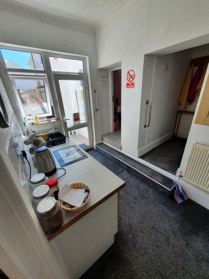 Pink House ,Opposite Beach ,Sleeps 6 , 2 Bedroom Ground Floor Self Contained Garden Flat , Private Entrance , Kitchen , Guaranteed Parking ,Wifi , Movies ,Bathroom ,Fridge , Microwave ,Bedroom 1, Double Bed & 2 Single Beds ,Bedroom 2 , Double Bed Paignton Eksteriør bilde
