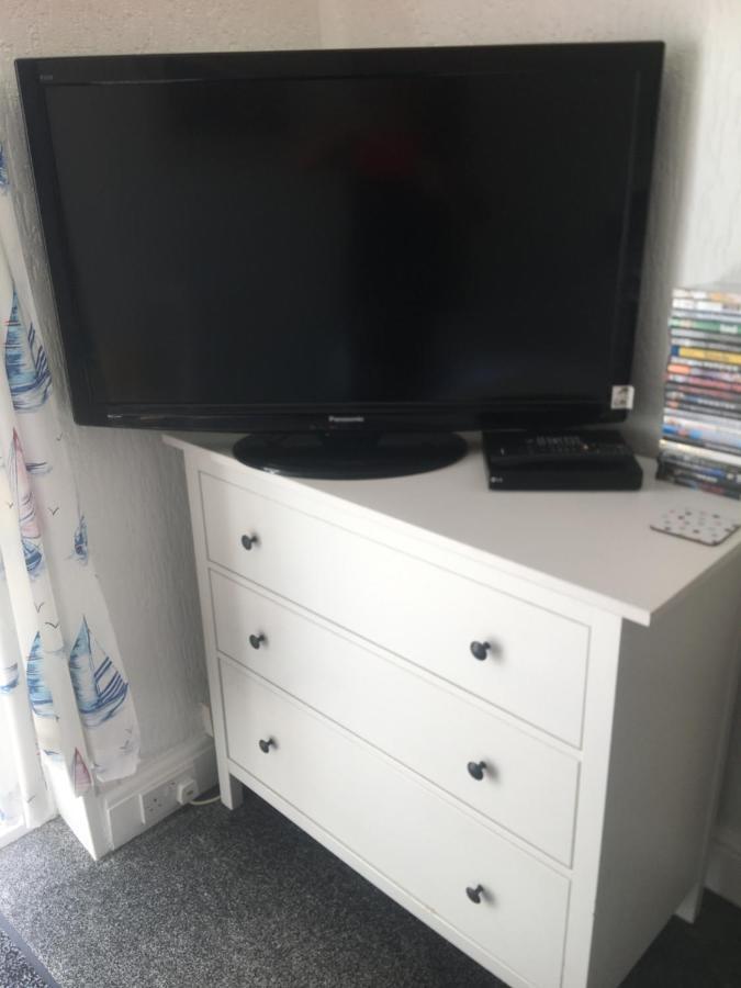 Pink House ,Opposite Beach ,Sleeps 6 , 2 Bedroom Ground Floor Self Contained Garden Flat , Private Entrance , Kitchen , Guaranteed Parking ,Wifi , Movies ,Bathroom ,Fridge , Microwave ,Bedroom 1, Double Bed & 2 Single Beds ,Bedroom 2 , Double Bed Paignton Eksteriør bilde