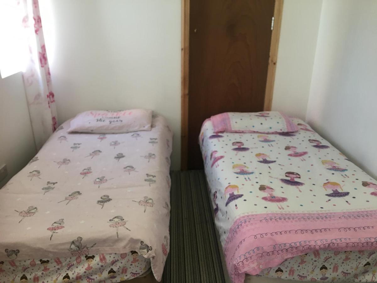 Pink House ,Opposite Beach ,Sleeps 6 , 2 Bedroom Ground Floor Self Contained Garden Flat , Private Entrance , Kitchen , Guaranteed Parking ,Wifi , Movies ,Bathroom ,Fridge , Microwave ,Bedroom 1, Double Bed & 2 Single Beds ,Bedroom 2 , Double Bed Paignton Eksteriør bilde