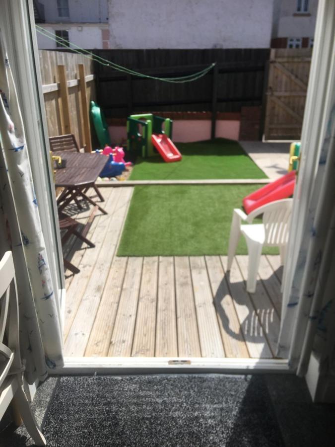 Pink House ,Opposite Beach ,Sleeps 6 , 2 Bedroom Ground Floor Self Contained Garden Flat , Private Entrance , Kitchen , Guaranteed Parking ,Wifi , Movies ,Bathroom ,Fridge , Microwave ,Bedroom 1, Double Bed & 2 Single Beds ,Bedroom 2 , Double Bed Paignton Eksteriør bilde