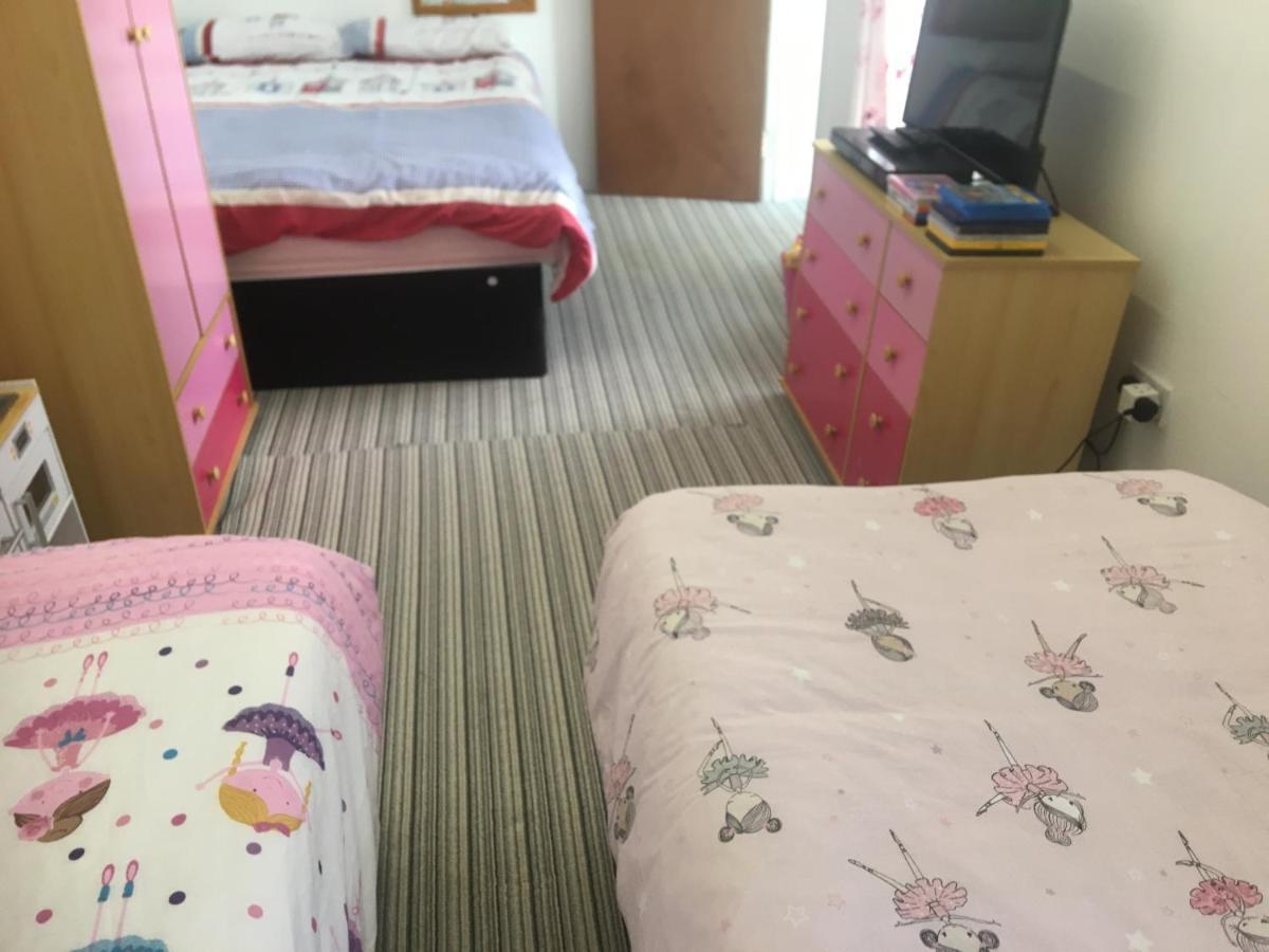 Pink House ,Opposite Beach ,Sleeps 6 , 2 Bedroom Ground Floor Self Contained Garden Flat , Private Entrance , Kitchen , Guaranteed Parking ,Wifi , Movies ,Bathroom ,Fridge , Microwave ,Bedroom 1, Double Bed & 2 Single Beds ,Bedroom 2 , Double Bed Paignton Eksteriør bilde