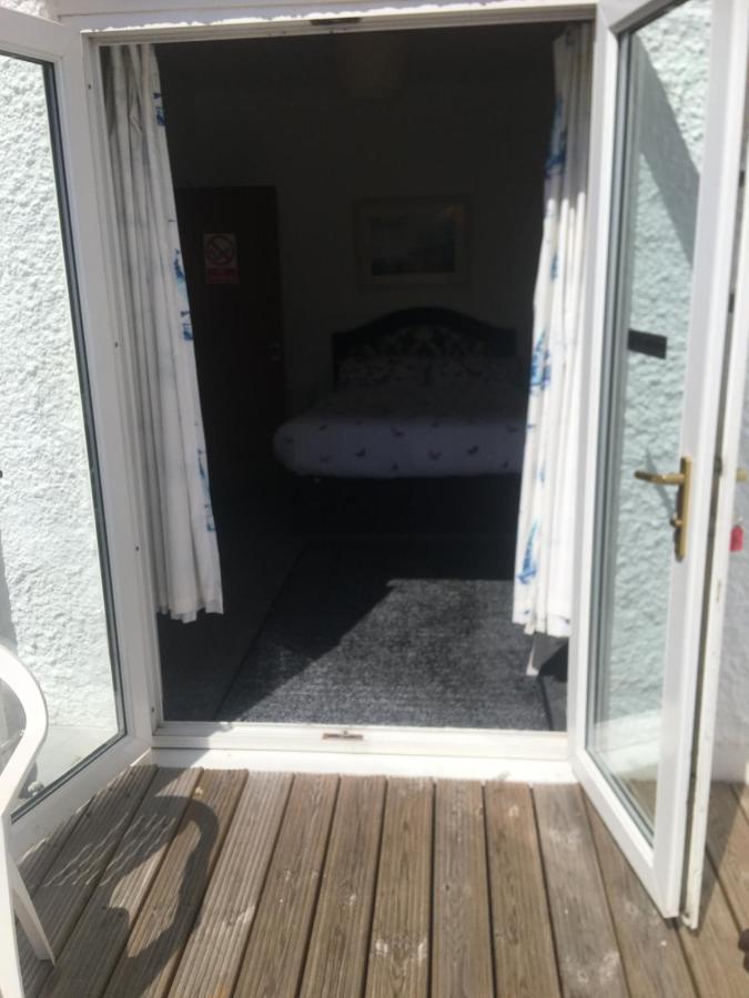 Pink House ,Opposite Beach ,Sleeps 6 , 2 Bedroom Ground Floor Self Contained Garden Flat , Private Entrance , Kitchen , Guaranteed Parking ,Wifi , Movies ,Bathroom ,Fridge , Microwave ,Bedroom 1, Double Bed & 2 Single Beds ,Bedroom 2 , Double Bed Paignton Eksteriør bilde